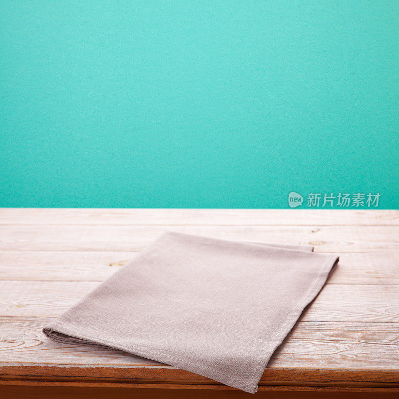 木质桌子，桌布和蓝色背景。餐巾纸接近顶视图模拟。设计精美的质朴别致的木板和餐巾纸-适合任何场合。