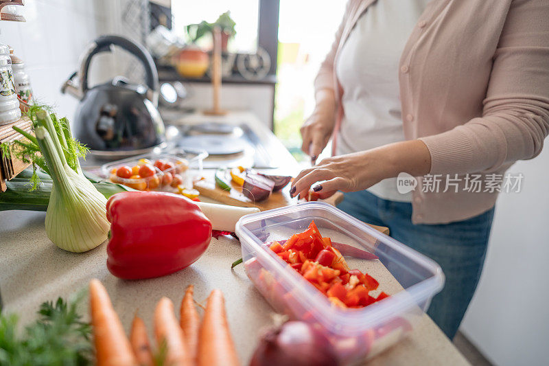 面目全非的人在准备新鲜的沙拉