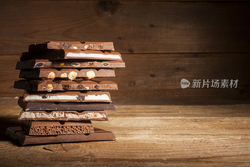巧克力堆在木制的背景上