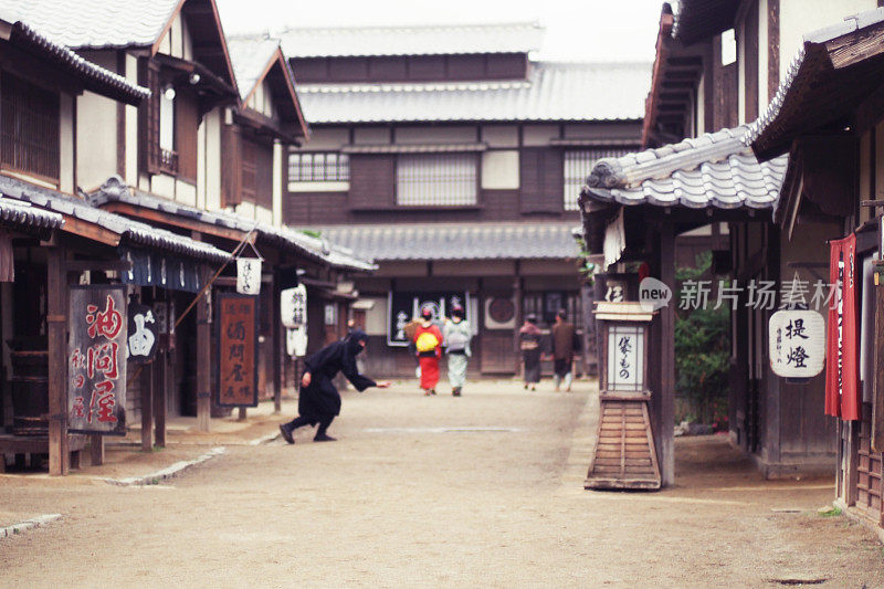 《走在街上的日本人》和《忍者》