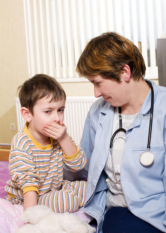 儿科医生和患病儿童