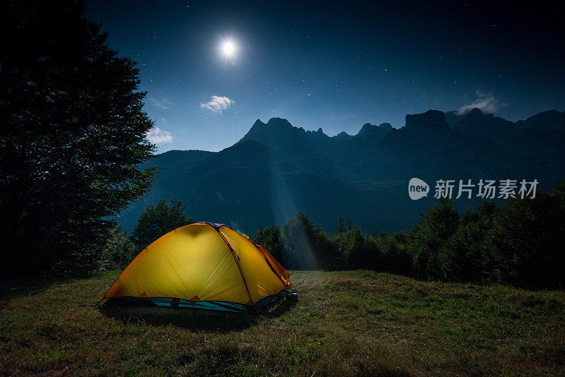 帐篷过夜，星星在山上