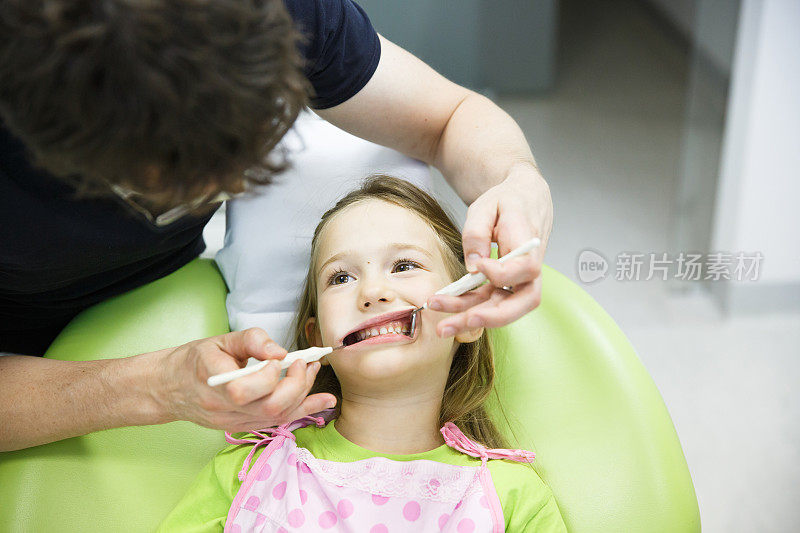 正在进行牙科检查的儿童病人