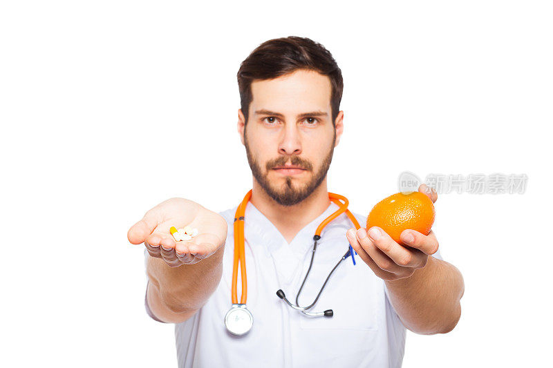 男医生展示橙色和药片
