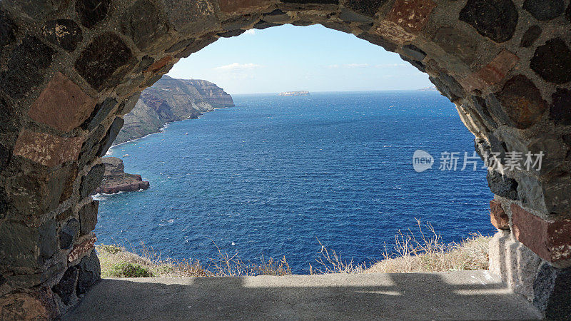 通过拱门俯瞰爱琴海的圣托里尼岛