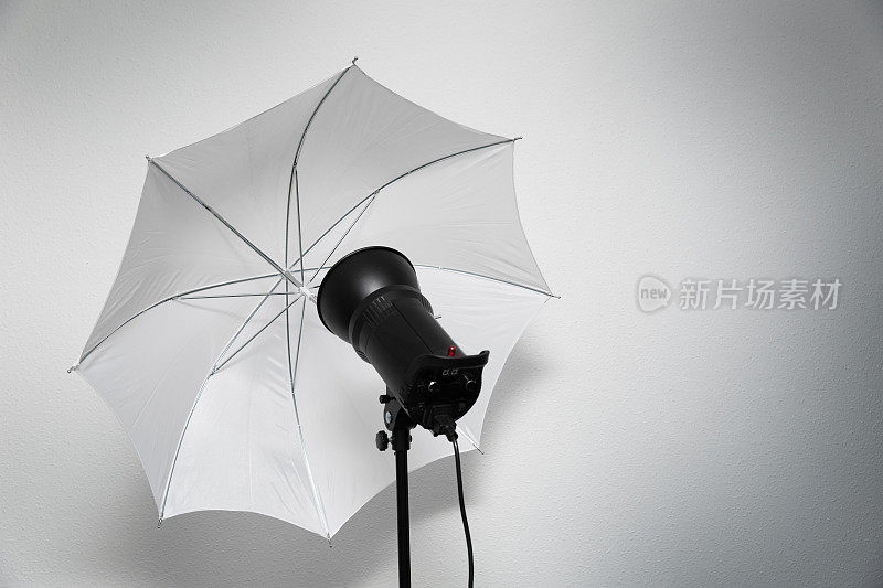 摄影工作室闪电闪光灯与白色伞