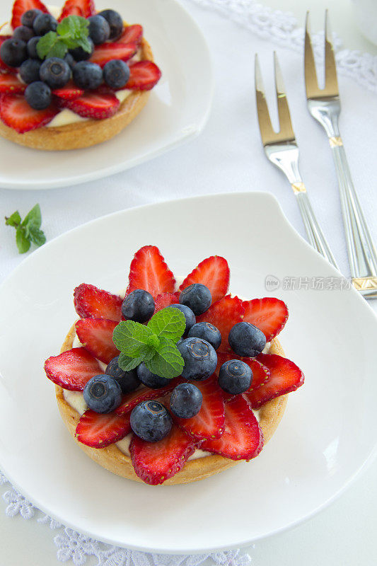 沙塔配香草奶油，草莓和蓝莓。