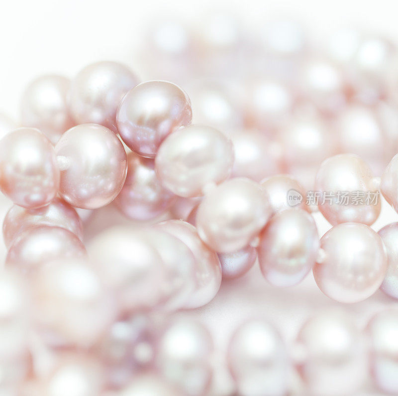 珍珠串颜色细腻粉红，散焦图像