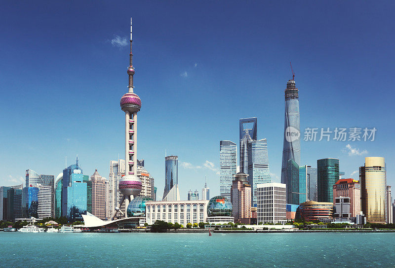 阳光明媚的上海天际线，中国