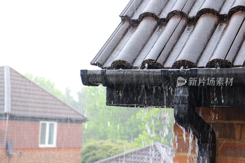 一场雨中一所房子的水槽的特写