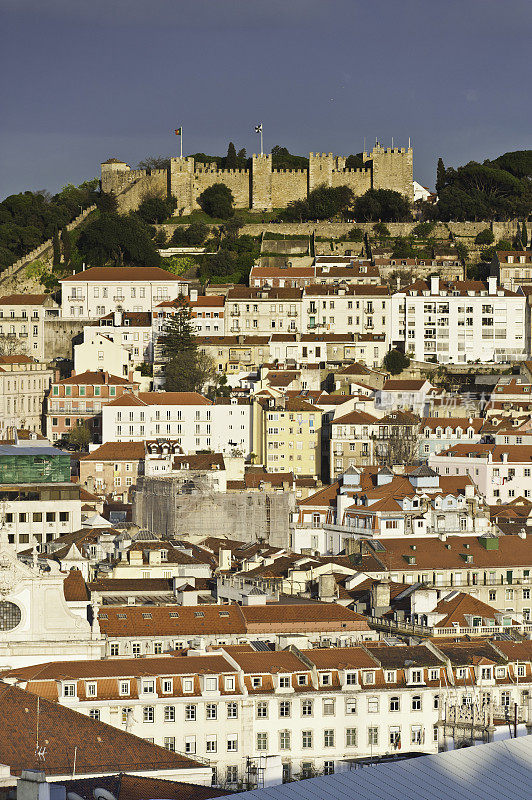 里斯本圣乔治城堡上赤陶土屋顶日落葡萄牙