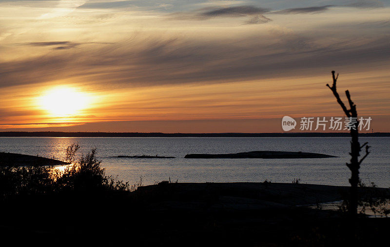 湖面上淡淡的夕阳