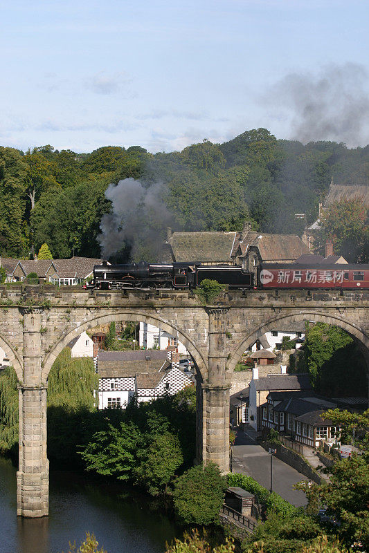 蒸汽火车在英国纳雷斯伯勒桥上行驶