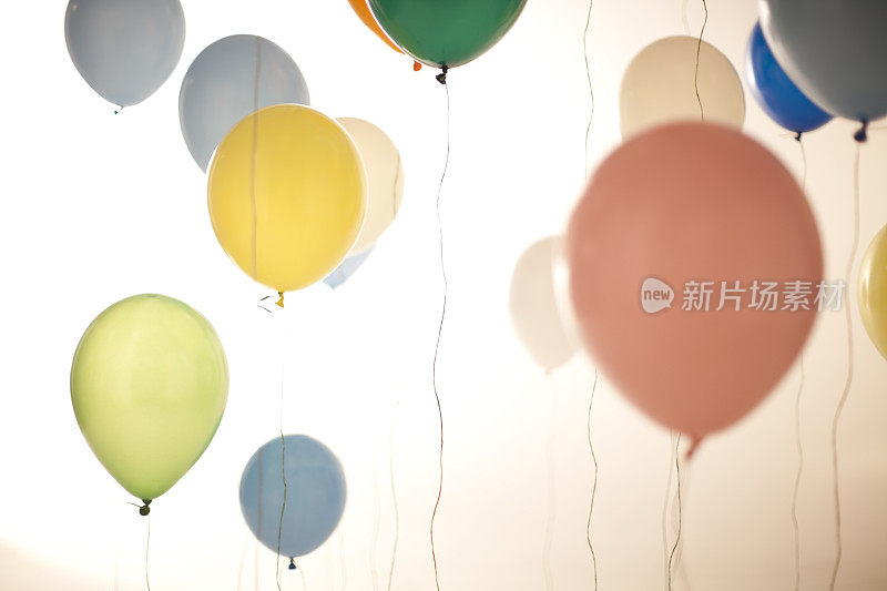 五彩缤纷的气球漂浮