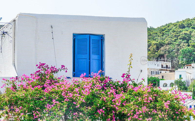 白色建筑上的蓝色阳台和窗户――希腊