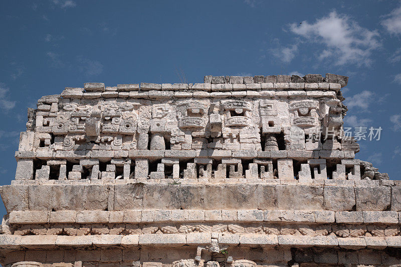 墨西哥奇琴伊察的伊格莱西亚神庙上的马赛克面具