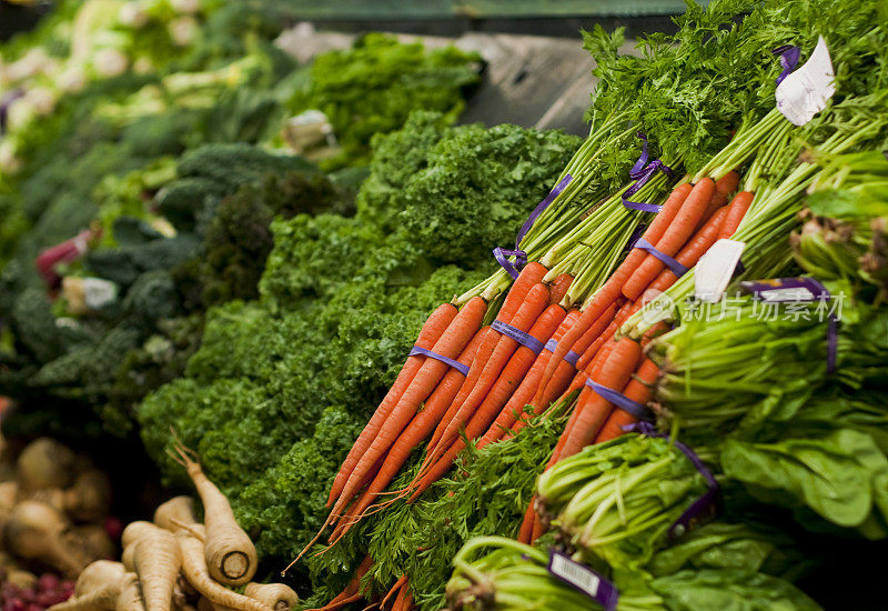 新鲜蔬菜在市场的农产品通道