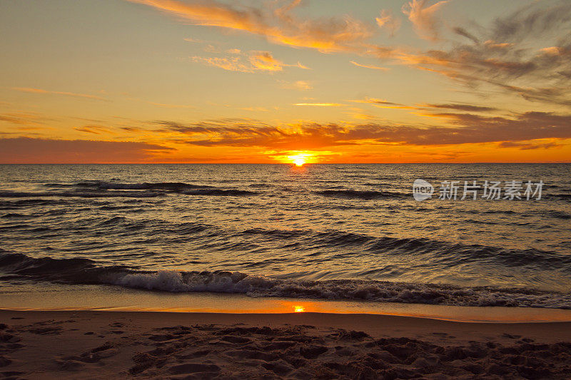 美丽的日落在密歇根湖夏日