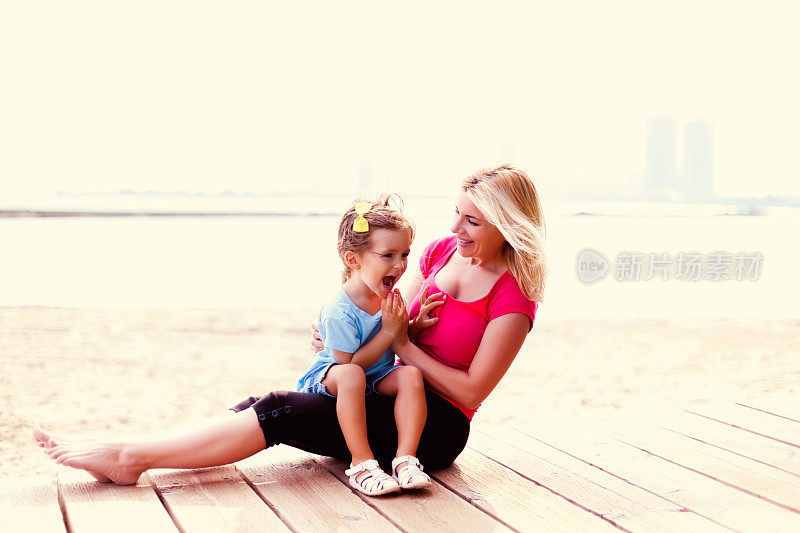 母亲和女儿一起在海滩享受时光