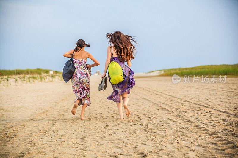 两个女孩，姐妹，走向海滩