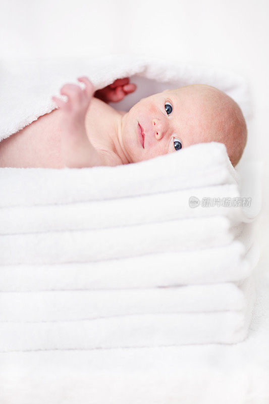 安静的婴儿躺在一堆毛巾上