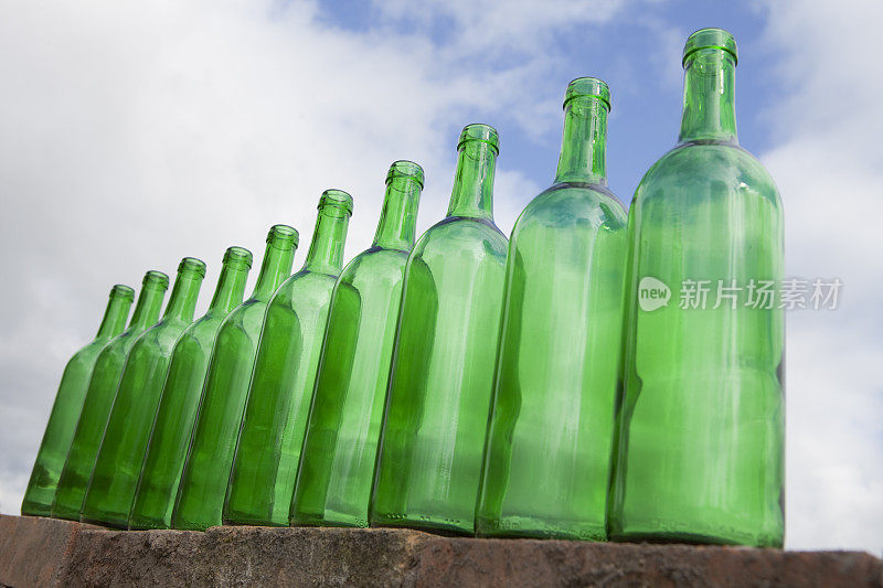 10个绿色瓶子立在墙上