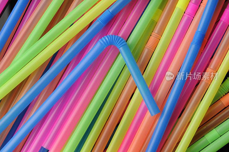 美味多彩的塑料吸管;可弯曲，灵活，一次性，彩虹颜色