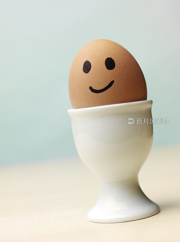 鸡蛋杯里煮鸡蛋上的笑脸