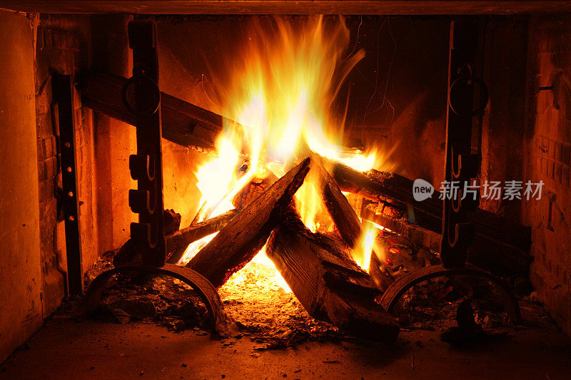 壁炉，有木头和熊熊的火焰