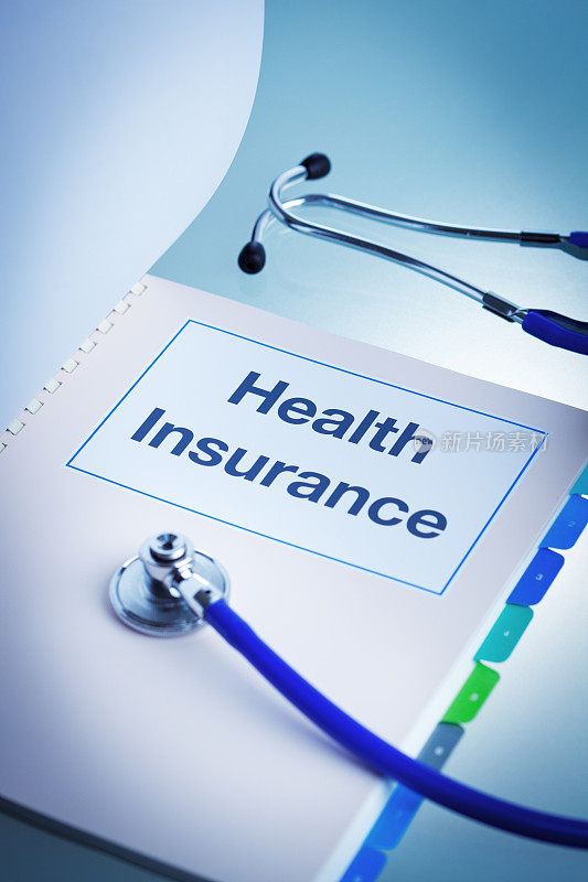 健康保险政策文件与听诊器
