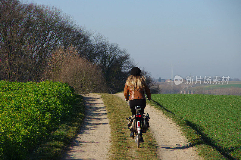 在农村骑自行车的妇女