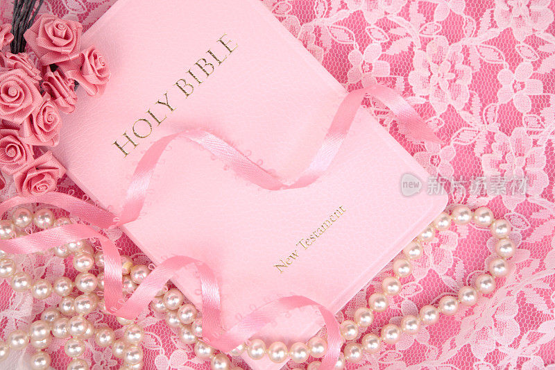 粉色圣经，丝带，花边和珍珠