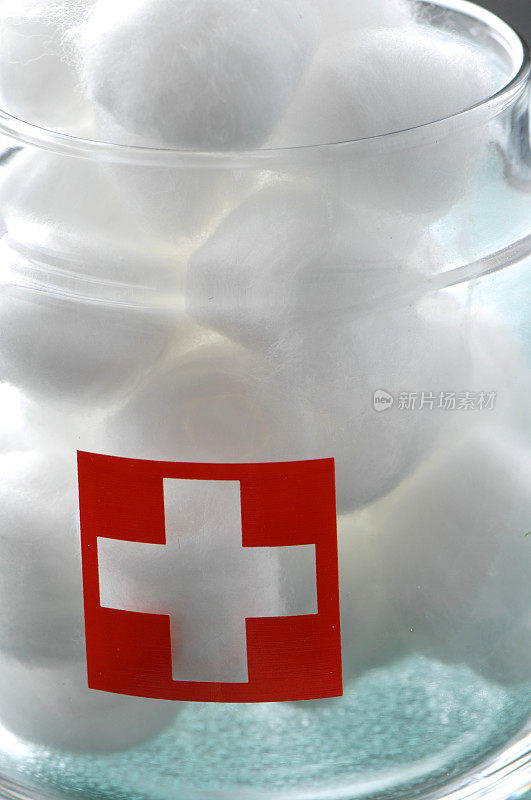 玻璃罐中的棉球与红十字会