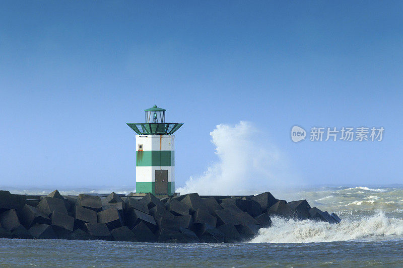 荷兰海岸的暴风雨天气