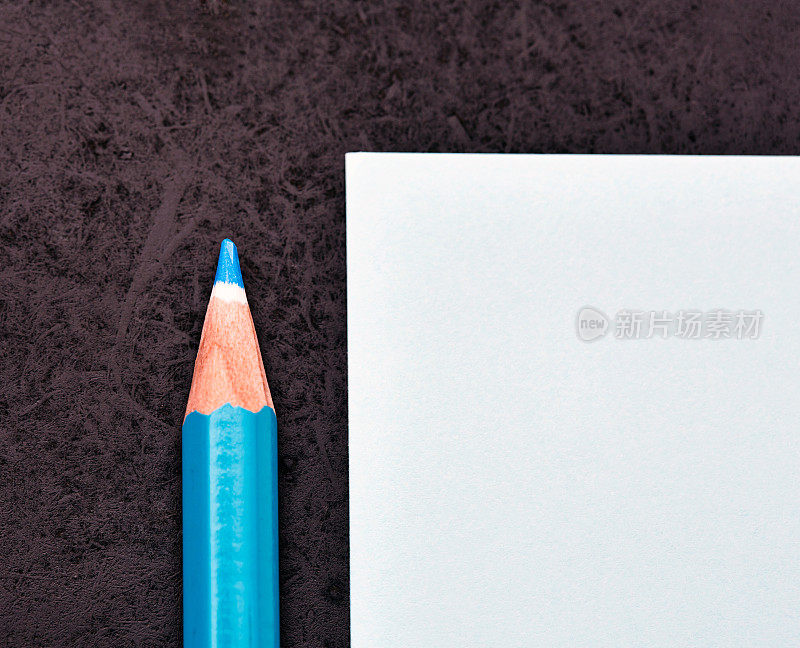 准备画画或做笔记，用铅笔蜡笔在笔记本上