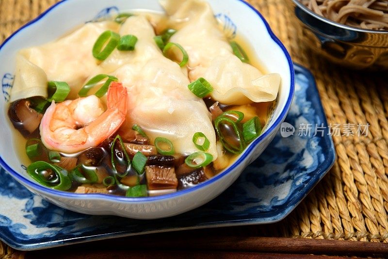 香菇清汤虾仁馄饨