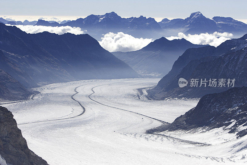 冰川蜿蜒穿过瑞士阿尔卑斯山脉