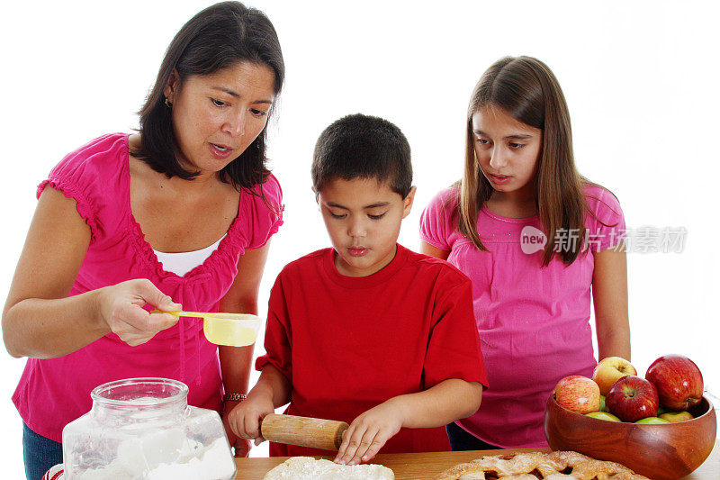 妈妈和孩子们在烤新鲜的苹果派