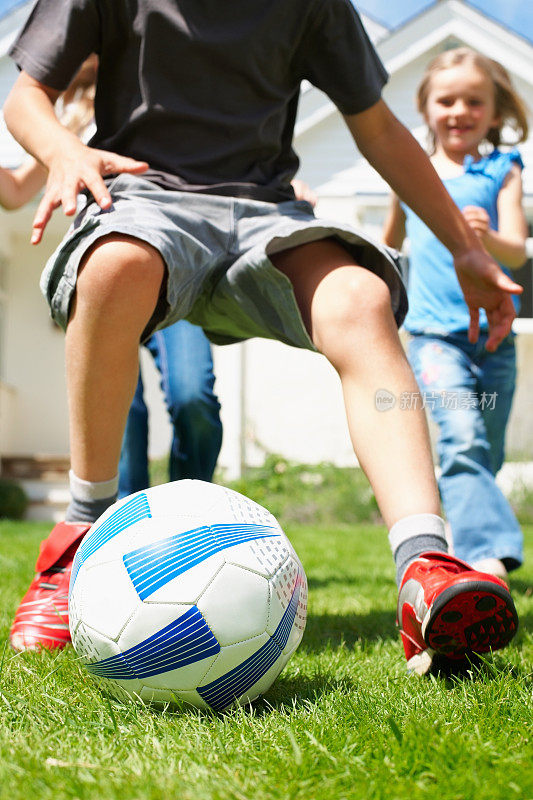 小男孩和他的朋友们踢足球