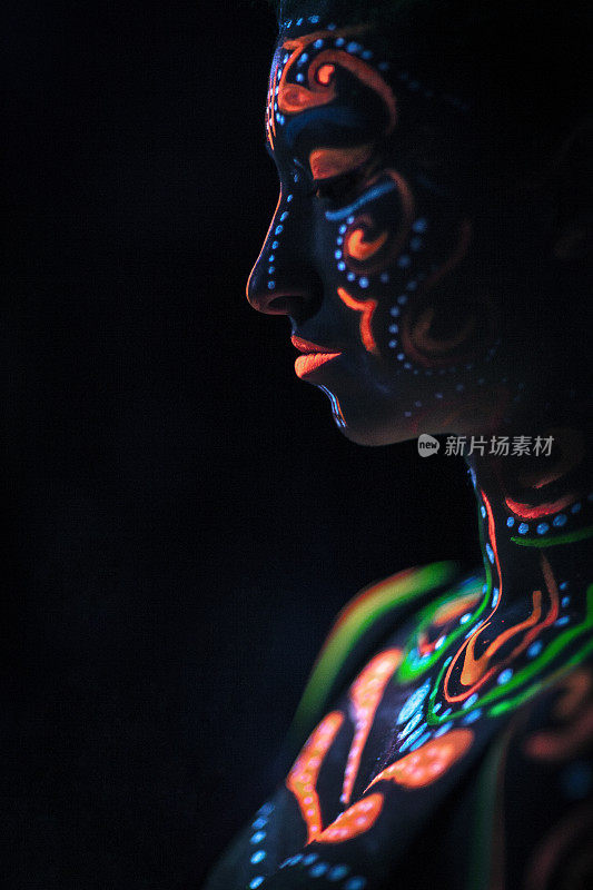 女性肖像与紫外线人体彩绘