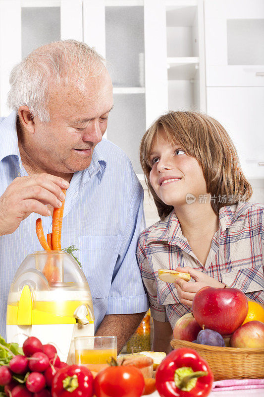 爷爷和孙子在厨房里制作新鲜的果汁