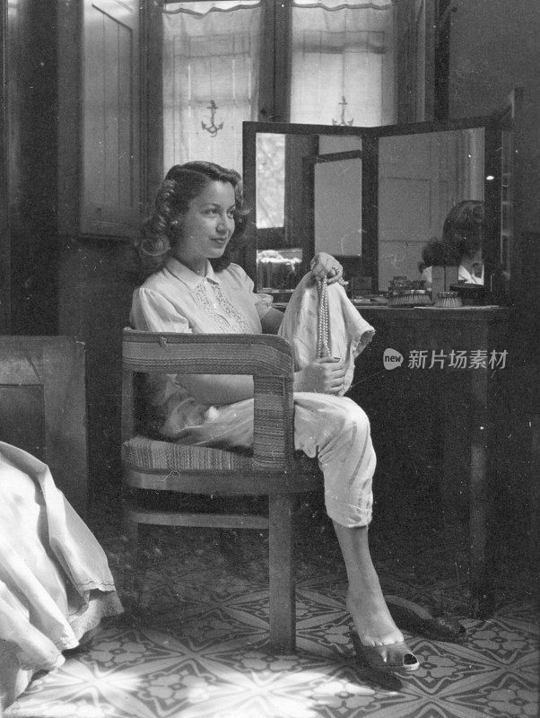 1941年住在酒店房间里的年轻女人