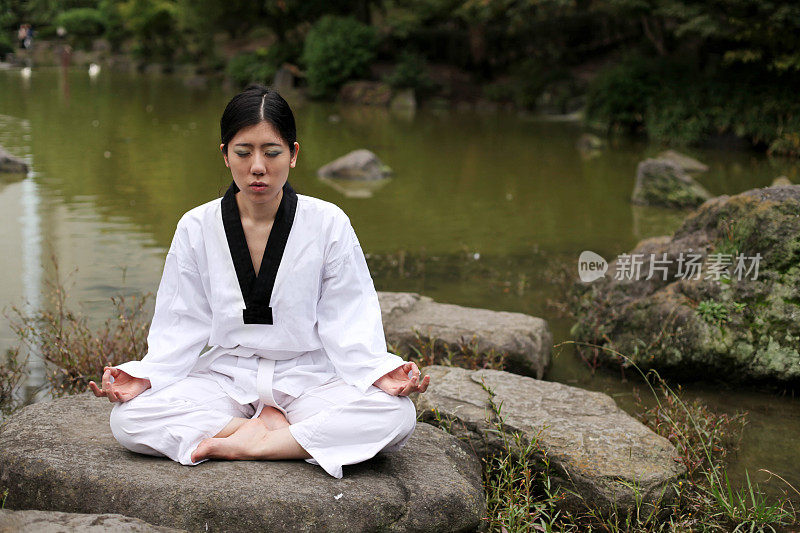 亚洲女人沉思