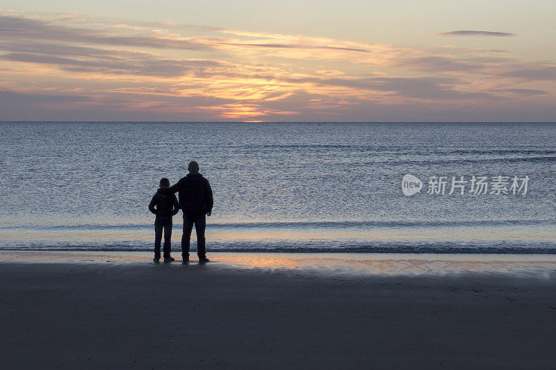 父亲和儿子在看日出