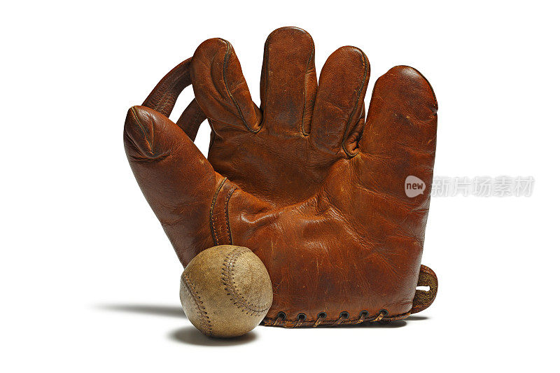 古董棒球手套和棒球在白色的背景