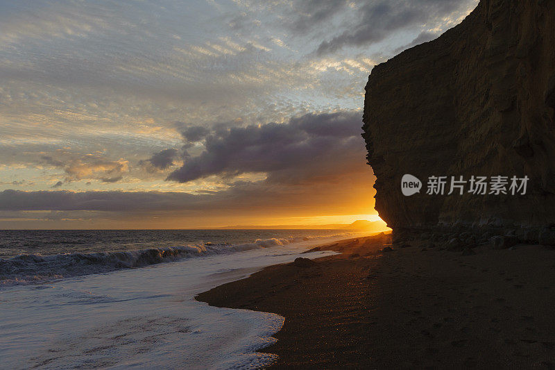 英国多塞特海滩上美丽的日落