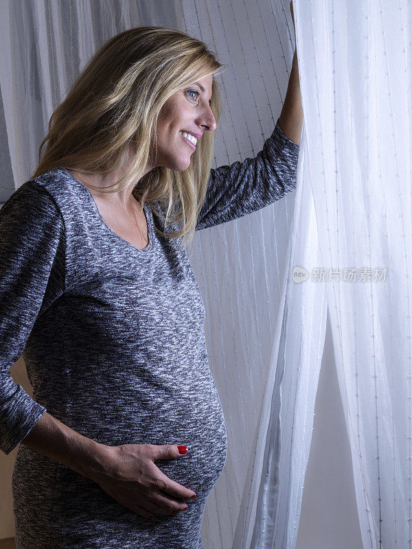 孕妇向窗外看