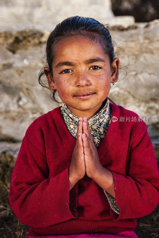 合十礼!-珠穆朗玛峰地区年轻夏尔巴人女孩的肖像