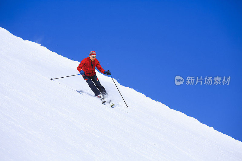 人们在阳光明媚的滑雪场滑雪