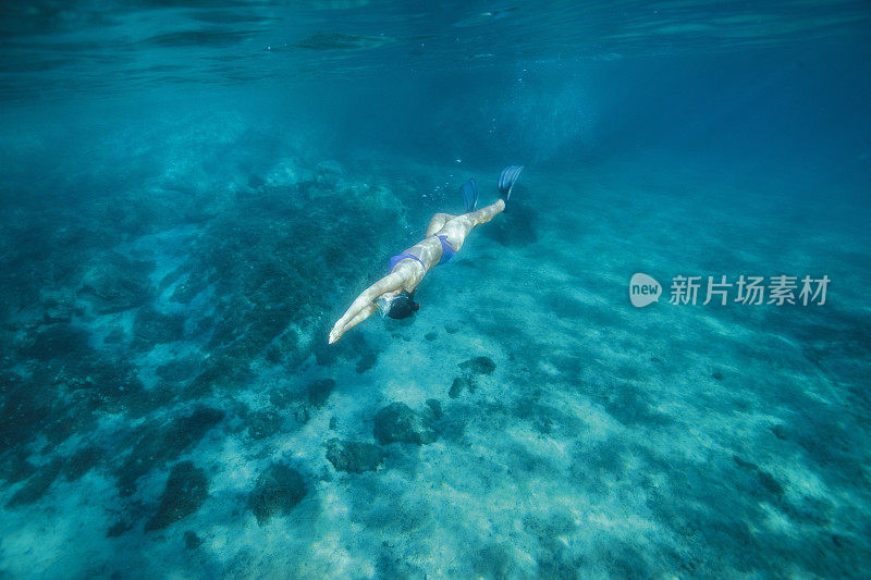 年轻女子浮潜水下潜水冒险绿松石海泻湖